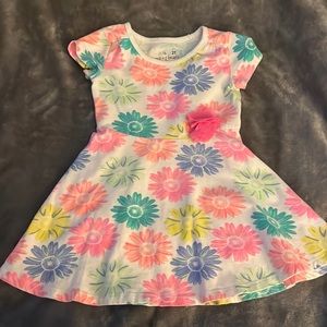 Cute floral little girls dress. Size 2T